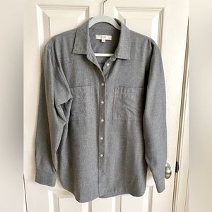 LOFT lightweight flannel shirt in flecked gray. Front pockets Size-Medium